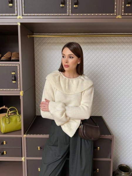 بلوزة صوف بقصة مميزة باللون الابيض